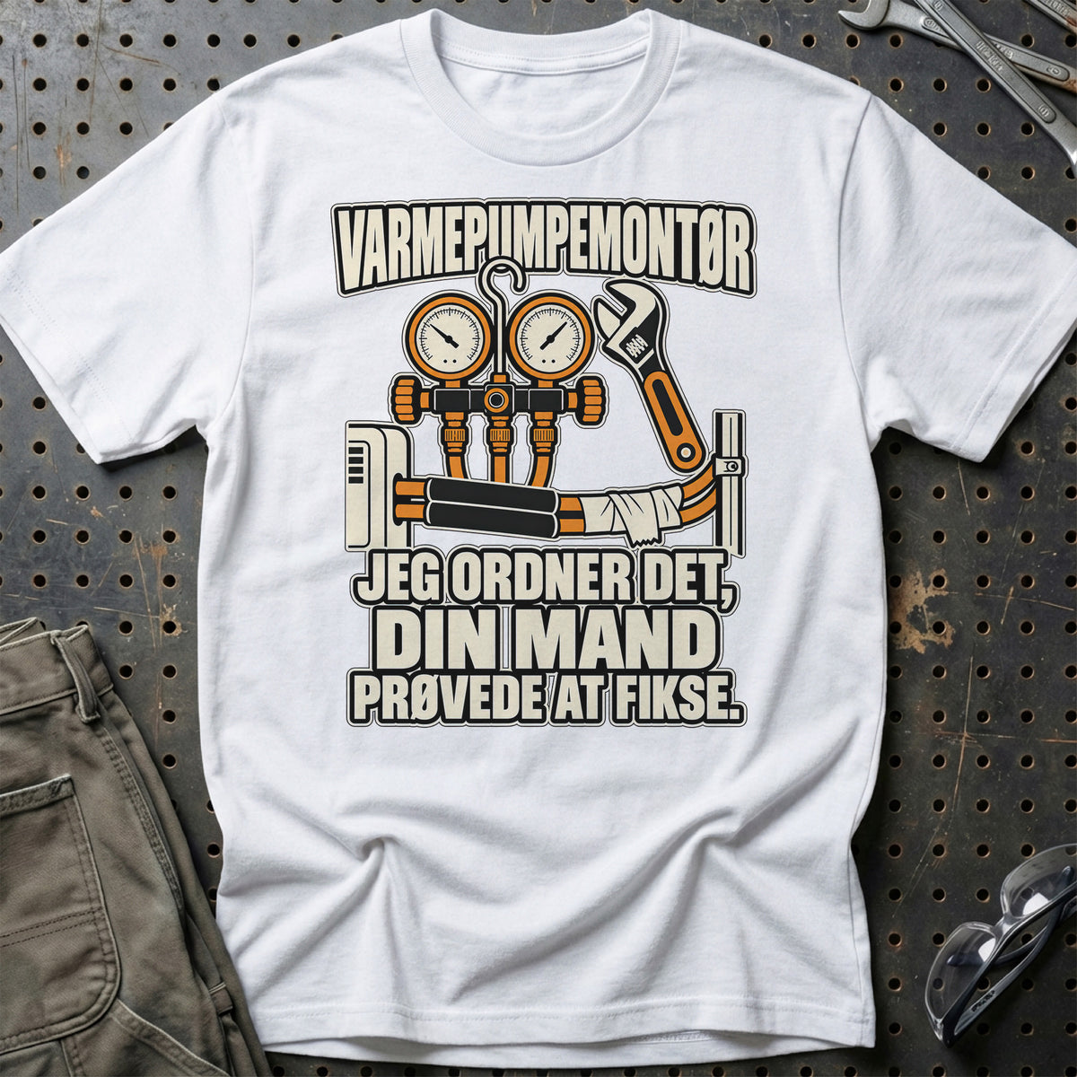 Varmepumpemontør – Jeg Ordner Det, Din Mand Prøvede At Fikse T-Shirt-Beklædning-Garage Culture-Hvid-S-Garage Culture Shop- garage - man cave - merchandise