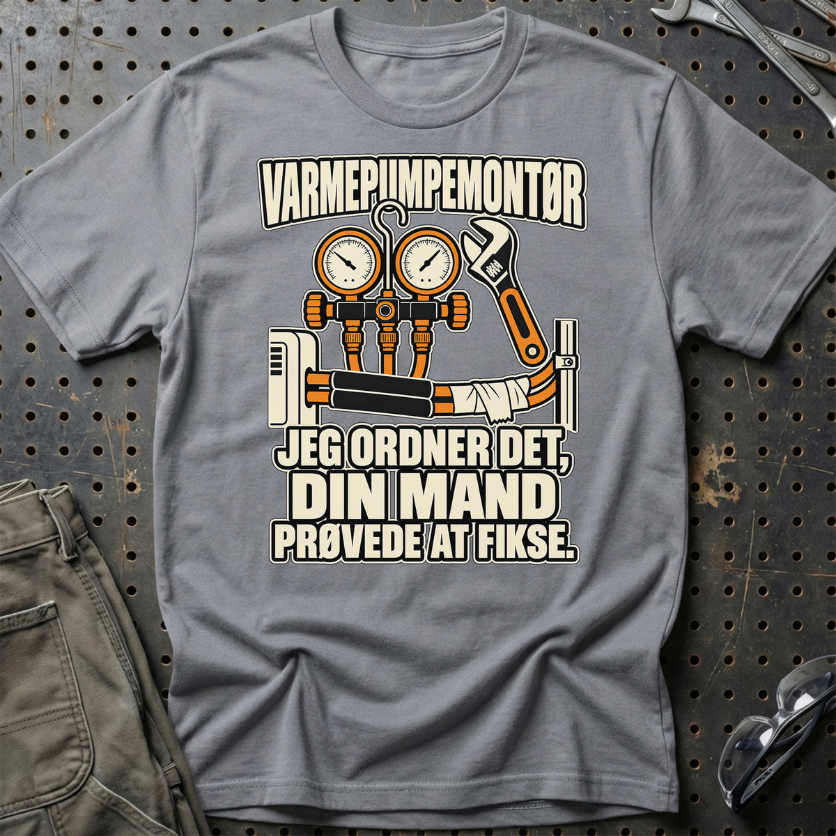 Varmepumpemontør – Jeg Ordner Det, Din Mand Prøvede At Fikse T-Shirt-Beklædning-Garage Culture-Grå Sport-S-Garage Culture Shop- garage - man cave - merchandise