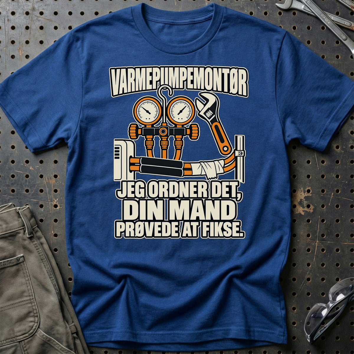 Varmepumpemontør – Jeg Ordner Det, Din Mand Prøvede At Fikse T-Shirt-Beklædning-Garage Culture-Blå Royal-S-Garage Culture Shop- garage - man cave - merchandise