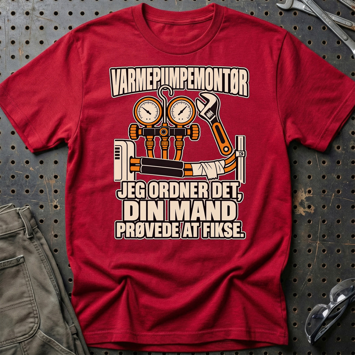 Varmepumpemontør – Jeg Ordner Det, Din Mand Prøvede At Fikse T-Shirt-Beklædning-Garage Culture-Rød-S-Garage Culture Shop- garage - man cave - merchandise