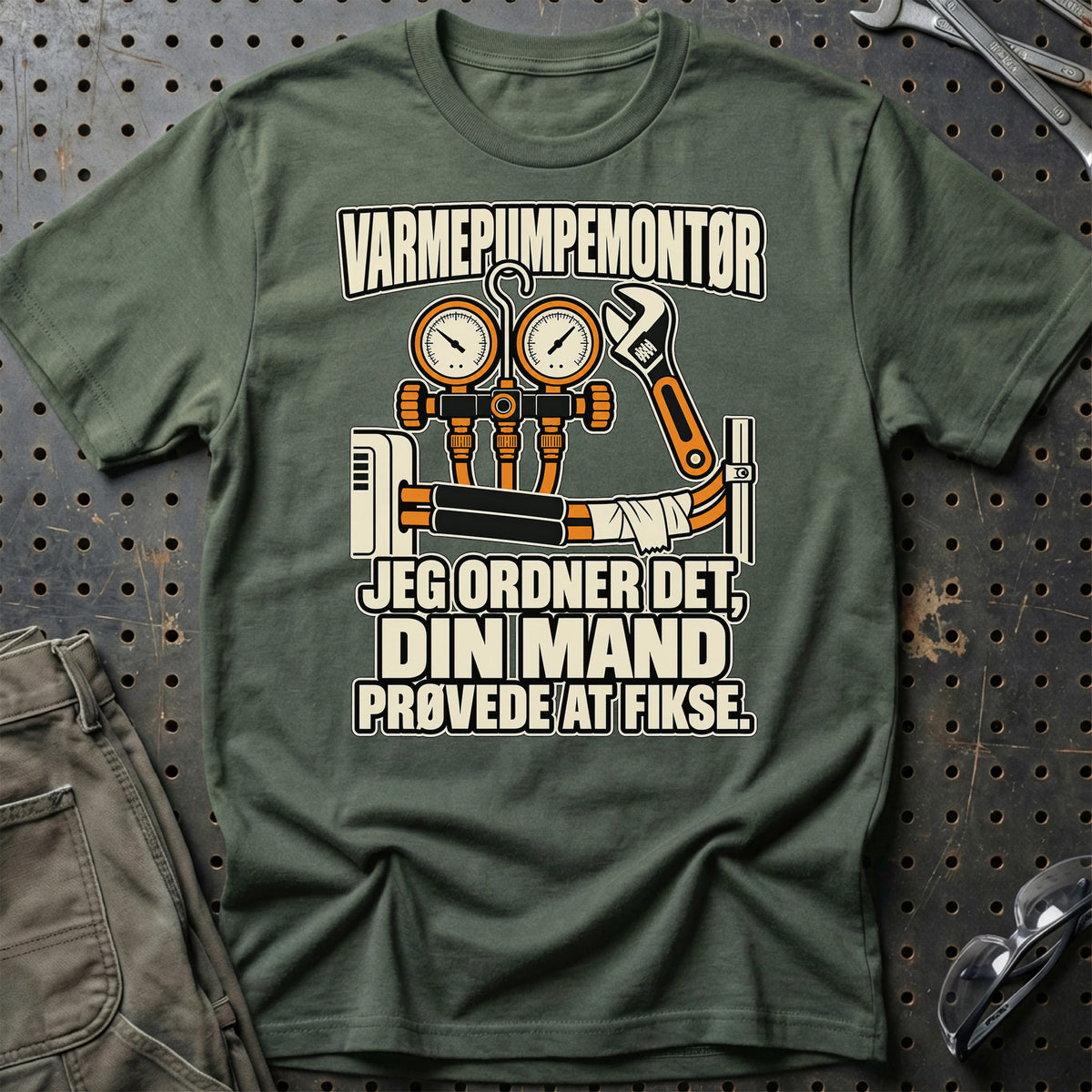 Varmepumpemontør – Jeg Ordner Det, Din Mand Prøvede At Fikse T-Shirt-Beklædning-Garage Culture-Grøn Militær-S-Garage Culture Shop- garage - man cave - merchandise