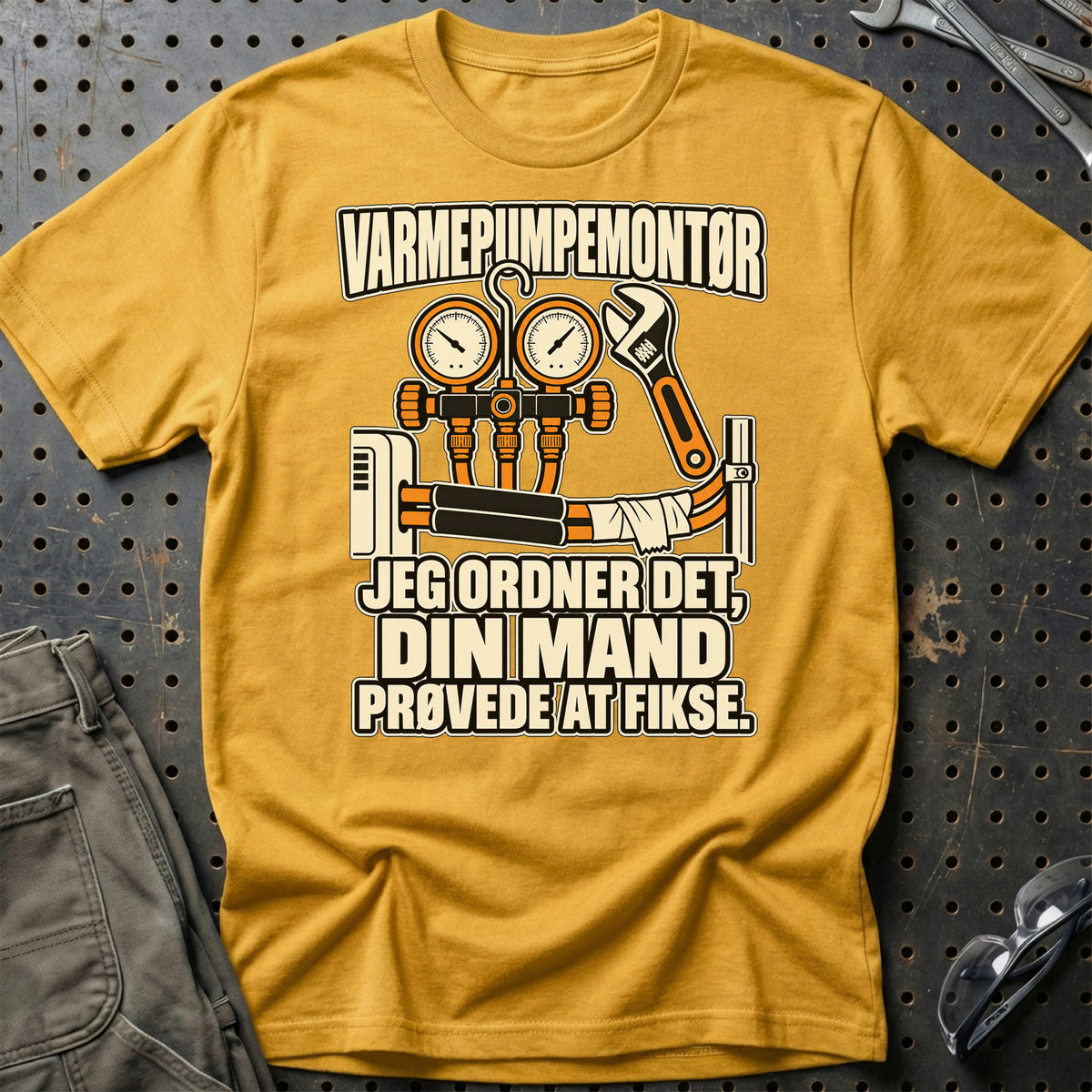 Varmepumpemontør – Jeg Ordner Det, Din Mand Prøvede At Fikse T-Shirt-Beklædning-Garage Culture-Guld-S-Garage Culture Shop- garage - man cave - merchandise