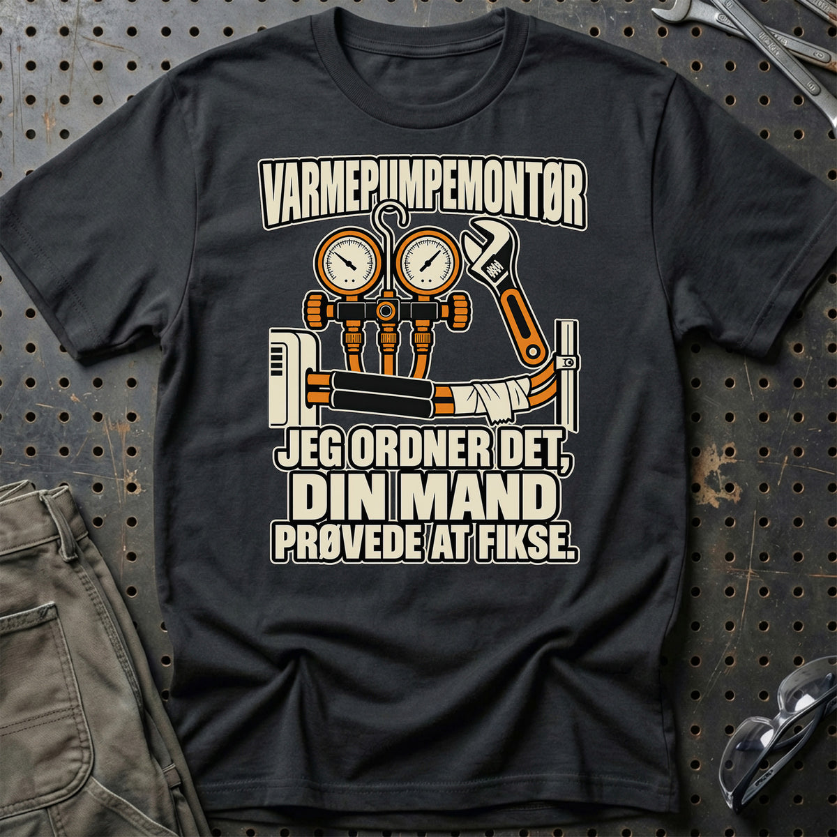 Varmepumpemontør – Jeg Ordner Det, Din Mand Prøvede At Fikse T-Shirt-Beklædning-Garage Culture-Sort-S-Garage Culture Shop- garage - man cave - merchandise