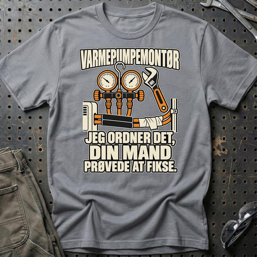 
Produktbillede af Varmepumpemontør – Jeg Ordner Det, Din Mand Prøvede At Fikse T-Shirt