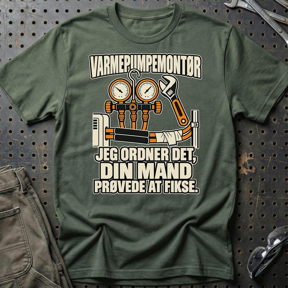 
Produktbillede af Varmepumpemontør – Jeg Ordner Det, Din Mand Prøvede At Fikse T-Shirt