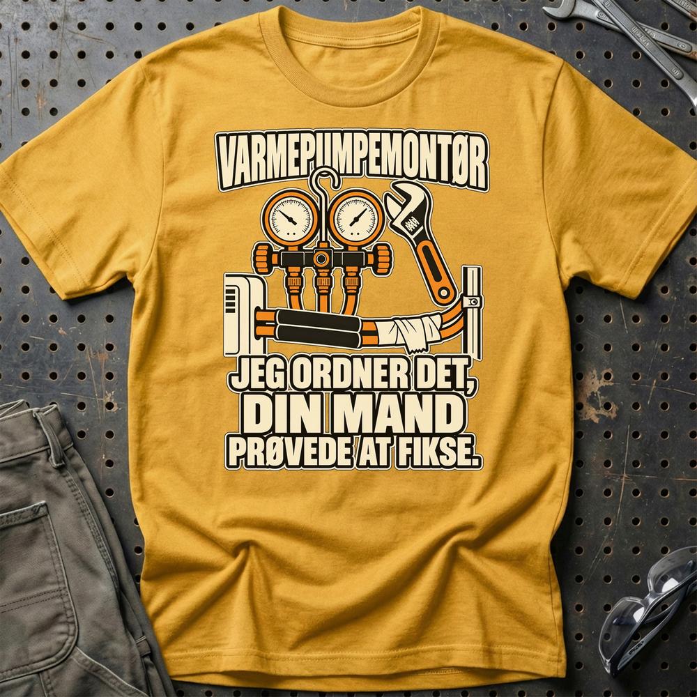 
Produktbillede af Varmepumpemontør – Jeg Ordner Det, Din Mand Prøvede At Fikse T-Shirt
