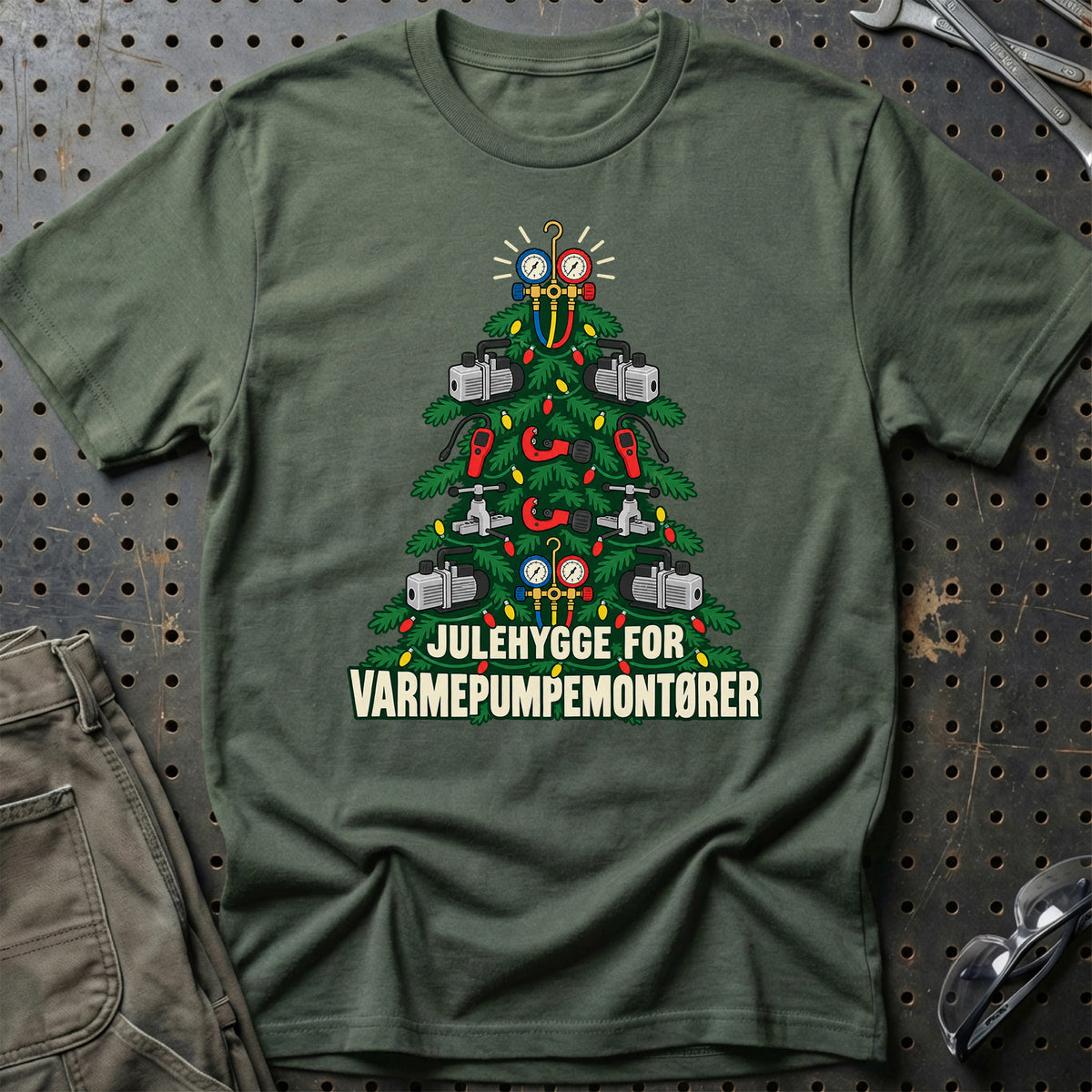 
Varmepumpemontør – Julehygge – Unisex T-Shirt – Grøn Militær