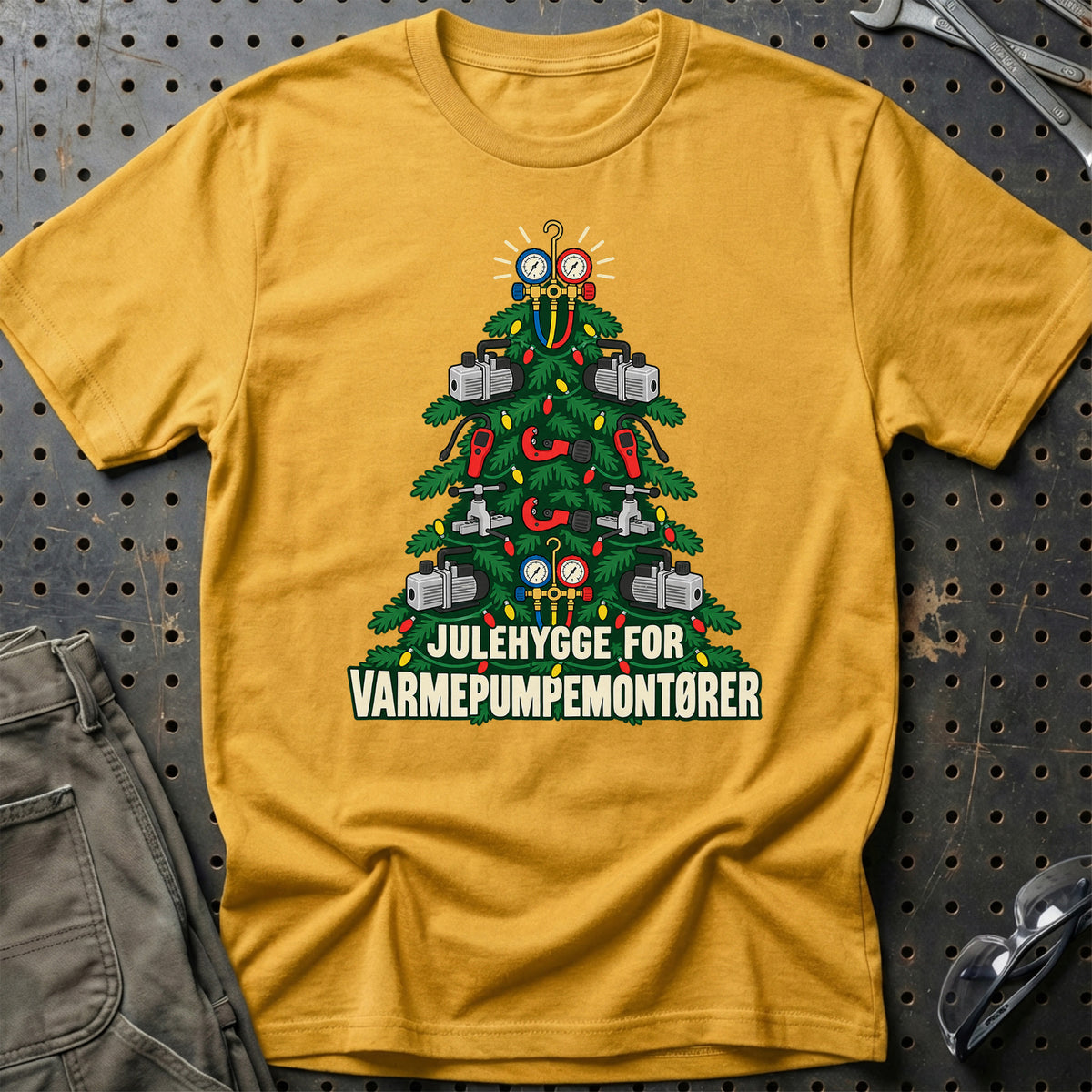 
Varmepumpemontør – Julehygge – Unisex T-Shirt – Guld