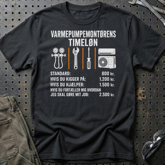 Varmepumpemontørens Timeløn - Unisex T-Shirt , Bomuld-Beklædning-Garage Culture-Sort-S-Garage Culture Shop- garage - man cave - merchandise