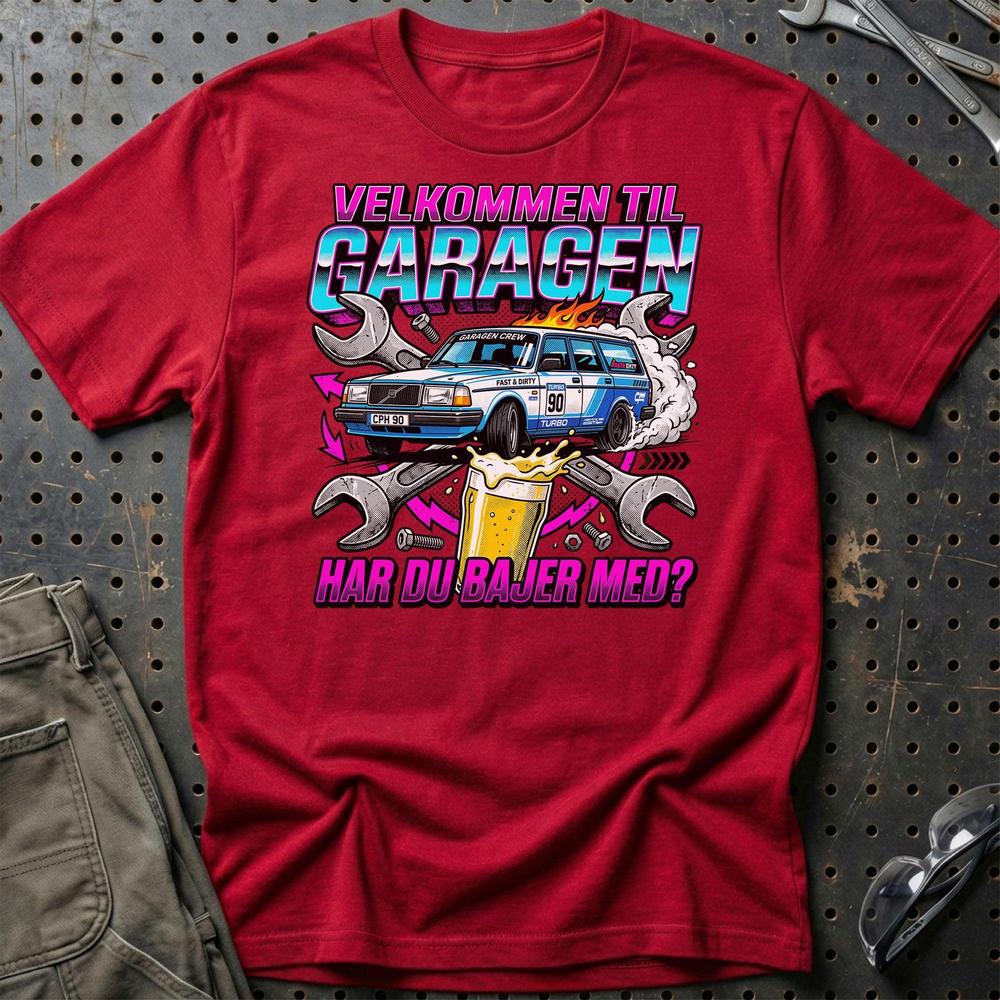 Velkommen Til Garagen Har Du Bajer Med? - Unisex T-Shirt , Bomuld-Beklædning-Garage Culture-Rød-S-Garage Culture Shop- garage - man cave - merchandise