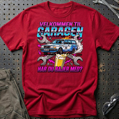 Velkommen Til Garagen Har Du Bajer Med? - Unisex T-Shirt , Bomuld-Beklædning-Garage Culture-Rød-S-Garage Culture Shop- garage - man cave - merchandise