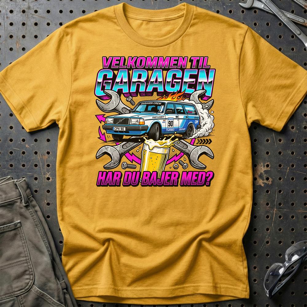 Velkommen Til Garagen Har Du Bajer Med? - Unisex T-Shirt , Bomuld-Beklædning-Garage Culture-Guld-S-Garage Culture Shop- garage - man cave - merchandise