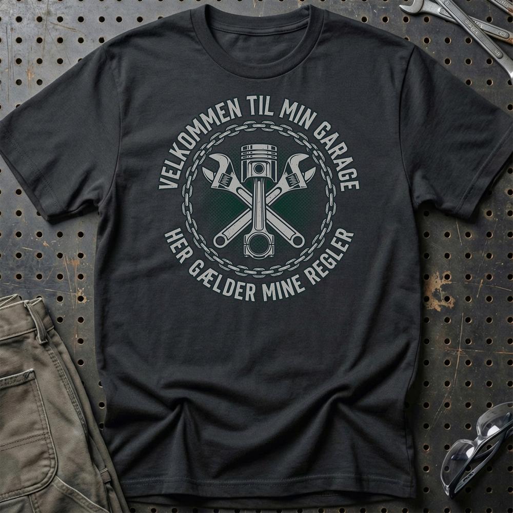 Velkommen Til Min Garage - Her Gælder Mine Regler T-Shirt-Beklædning-Garage Culture-Sort-S-Garage Culture Shop- garage - man cave - merchandise