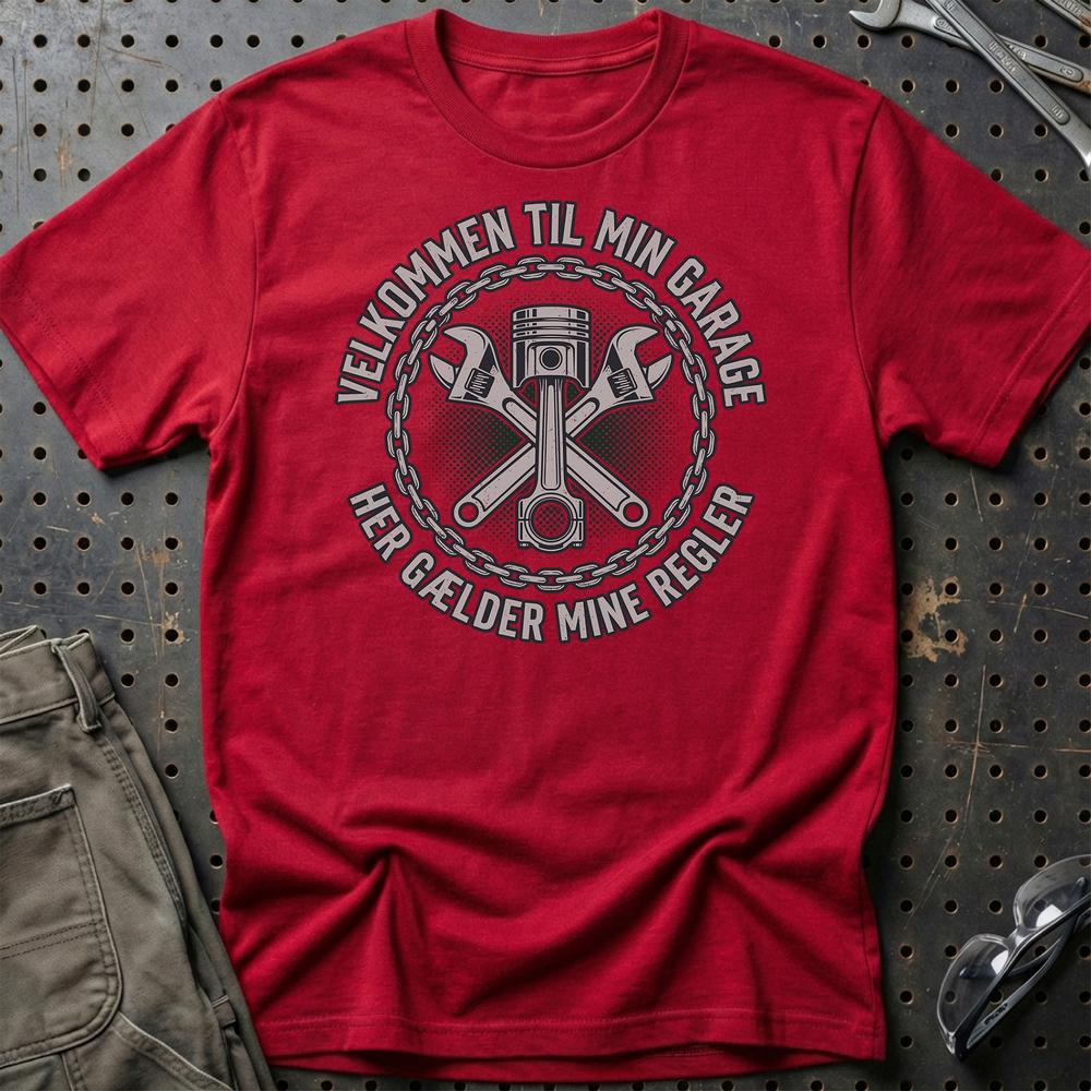 Velkommen Til Min Garage – Her Gælder Mine Regler - Unisex T-Shirt , Bomuld-Beklædning-Garage Culture-Rød-S-Garage Culture Shop- garage - man cave - merchandise