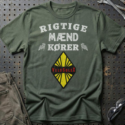 Velo Solex Rigtige Mænd Kører - Unisex T-Shirt , Bomuld-Beklædning-Velo Solex-Grøn Militær-S-Garage Culture Shop- garage - man cave - merchandise