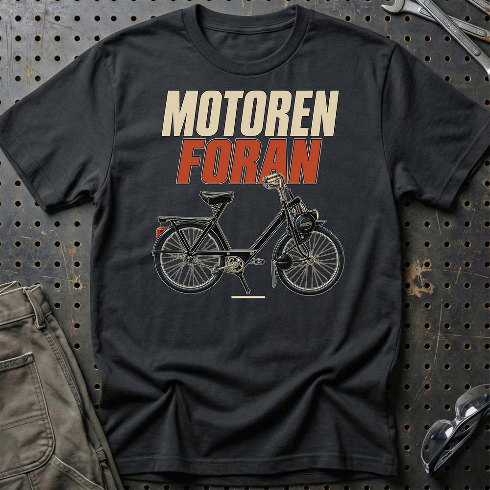 VéloSolex 3800 – Motoren Foran T-Shirt-Beklædning-Velo Solex-Sort-S-Garage Culture Shop- garage - man cave - merchandise
