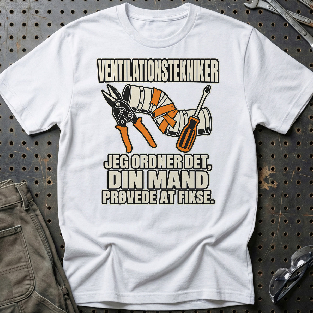 Ventilationstekniker – Jeg Ordner Det, Din Mand Prøvede At Fikse T-Shirt-Beklædning-Garage Culture-Hvid-S-Garage Culture Shop- garage - man cave - merchandise