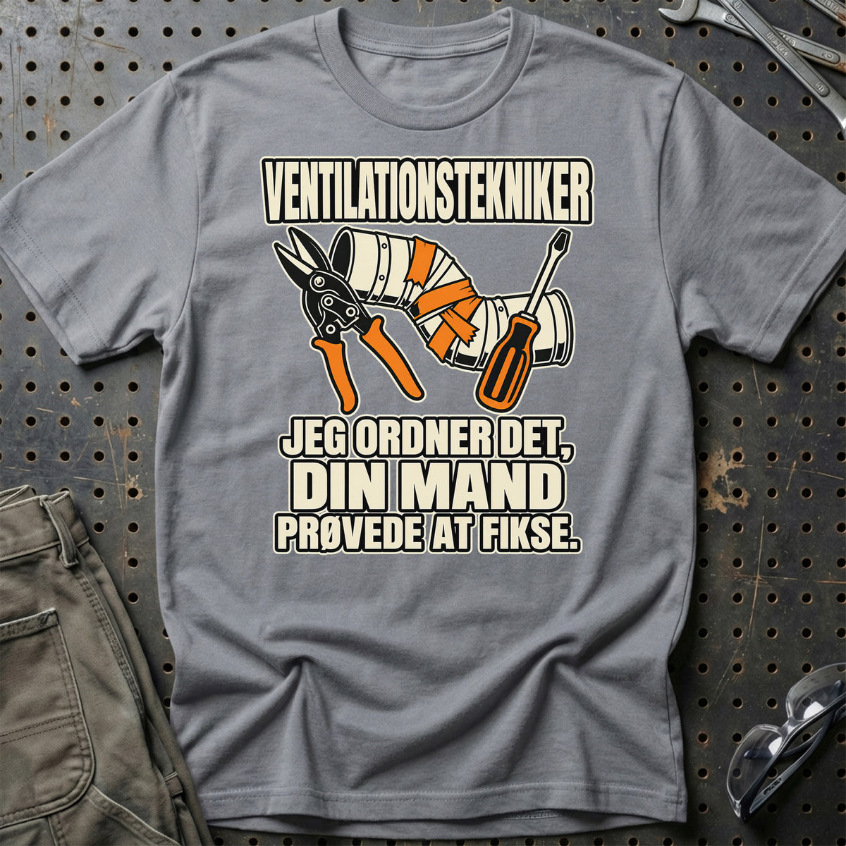 Ventilationstekniker – Jeg Ordner Det, Din Mand Prøvede At Fikse T-Shirt-Beklædning-Garage Culture-Grå Sport-S-Garage Culture Shop- garage - man cave - merchandise