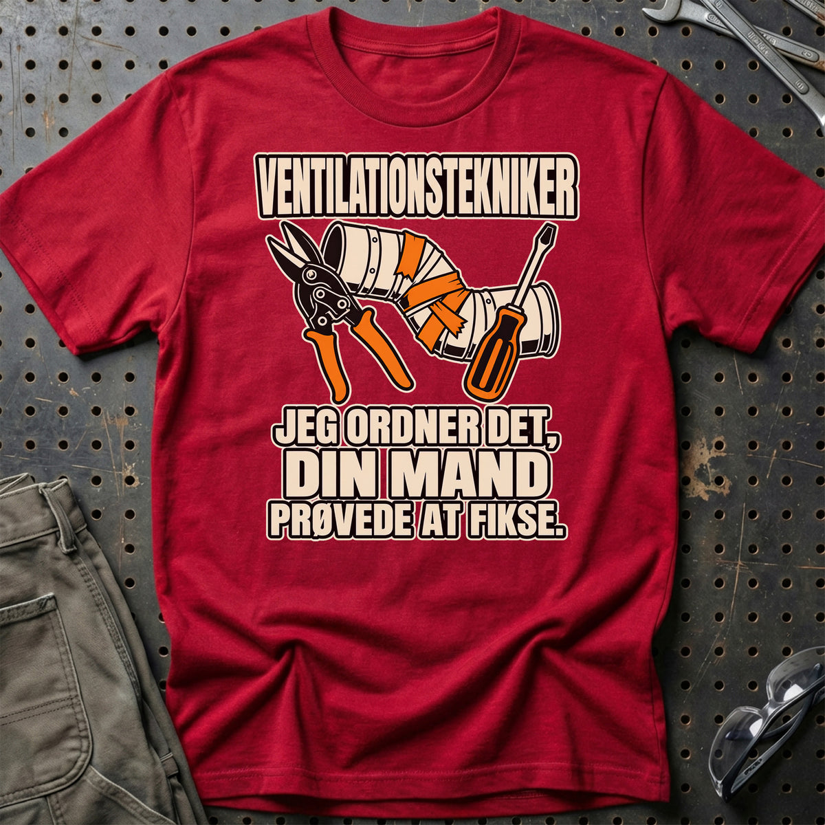 Ventilationstekniker – Jeg Ordner Det, Din Mand Prøvede At Fikse T-Shirt-Beklædning-Garage Culture-Rød-S-Garage Culture Shop- garage - man cave - merchandise