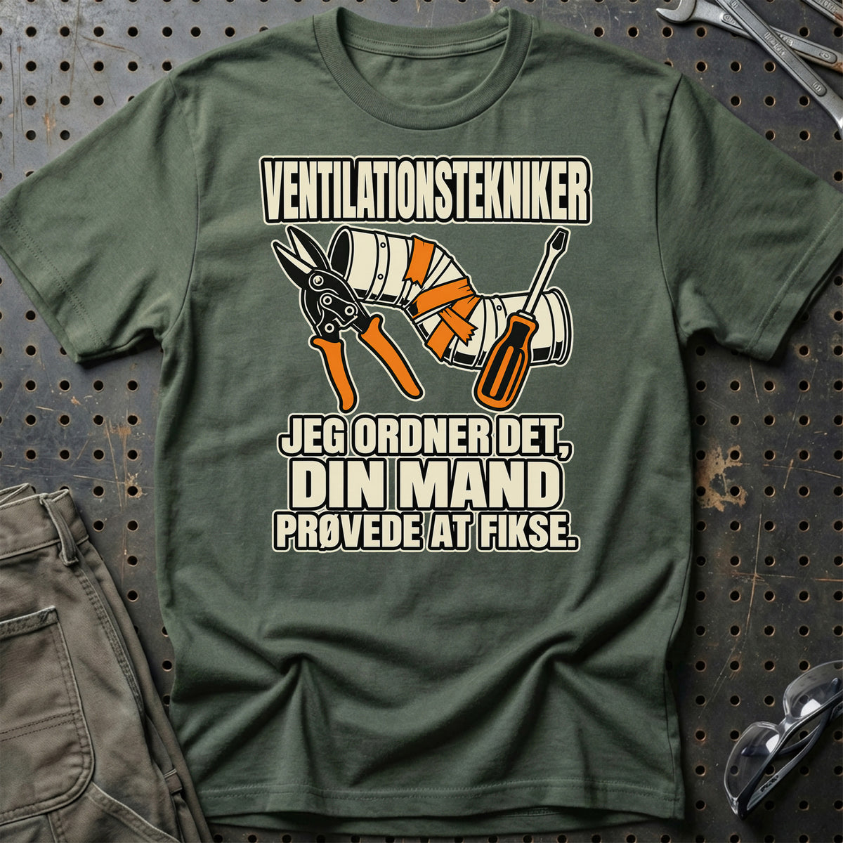 Ventilationstekniker – Jeg Ordner Det, Din Mand Prøvede At Fikse T-Shirt-Beklædning-Garage Culture-Grøn Militær-S-Garage Culture Shop- garage - man cave - merchandise