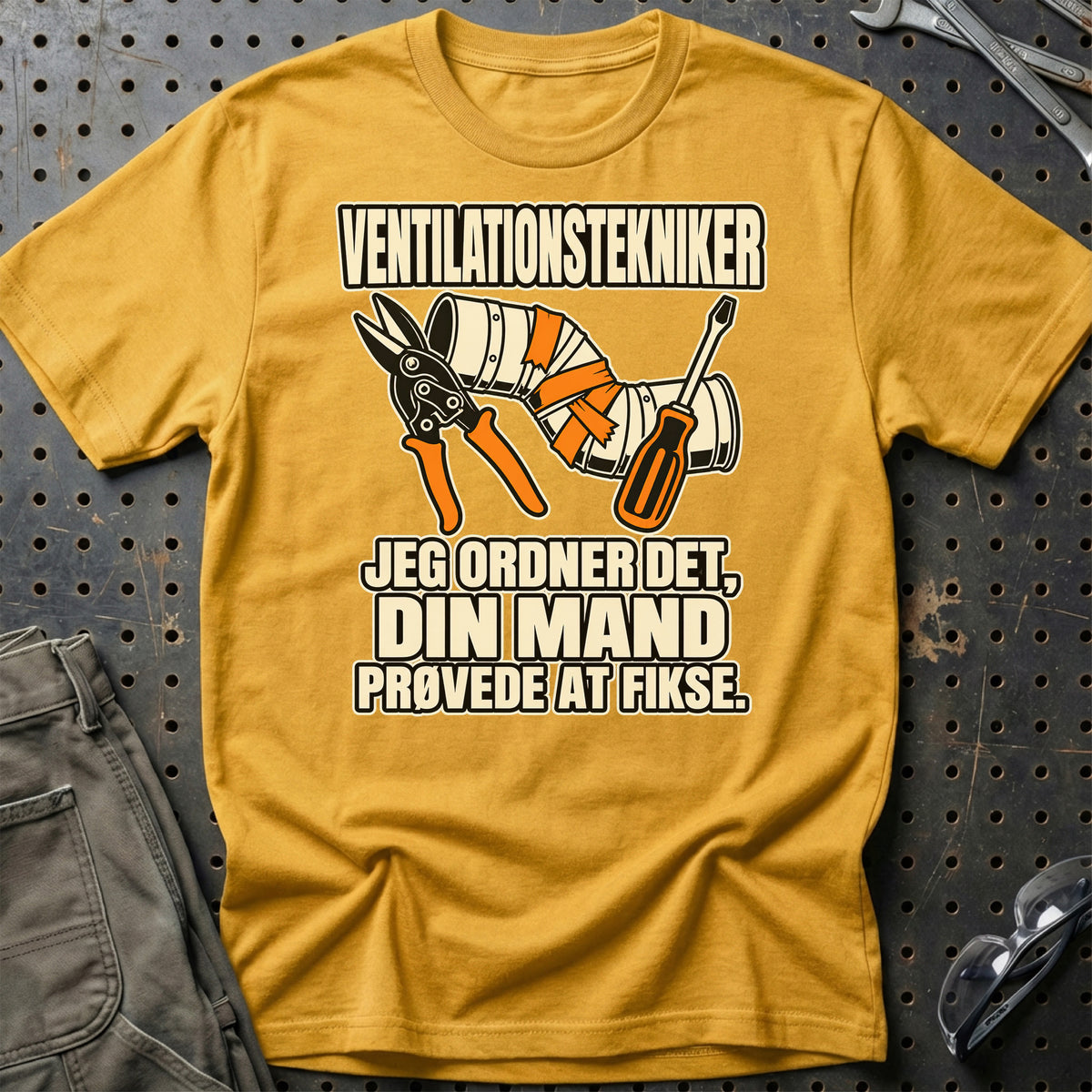 Ventilationstekniker – Jeg Ordner Det, Din Mand Prøvede At Fikse T-Shirt-Beklædning-Garage Culture-Guld-S-Garage Culture Shop- garage - man cave - merchandise