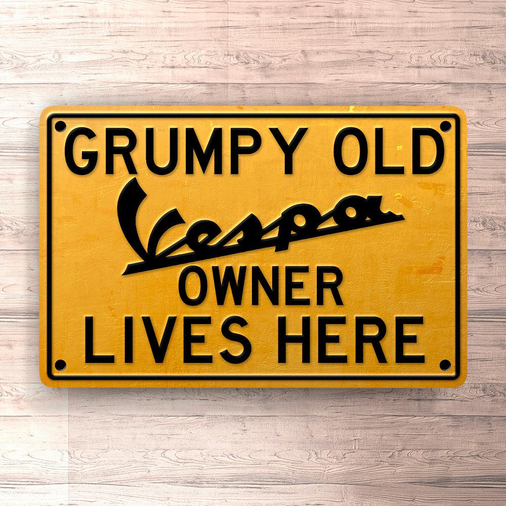 Vespa Grumpy Old Vespa Owner Lives Here Skilte, Musemåtte, Dørmåtte-Skilte-Vespa-Garage Culture Shop- garage - man cave - merchandise