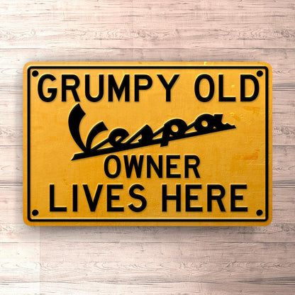 Vespa Grumpy Old Vespa Owner Lives Here Skilte, Musemåtte, Dørmåtte-Skilte-Vespa-Garage Culture Shop- garage - man cave - merchandise