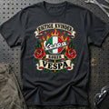 Vespa Rigtige Kvinder Kører – Roser og Flammer T-Shirt – Sort