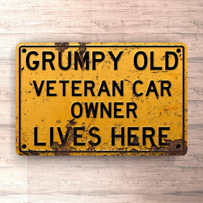 Veteran Car Grumpy Old Veteran Car Owner Lives Here Skilte, Musemåtte, Dørmåtte , Plakat-Skilte-Veteran-Garage Culture Shop- garage - man cave - merchandise