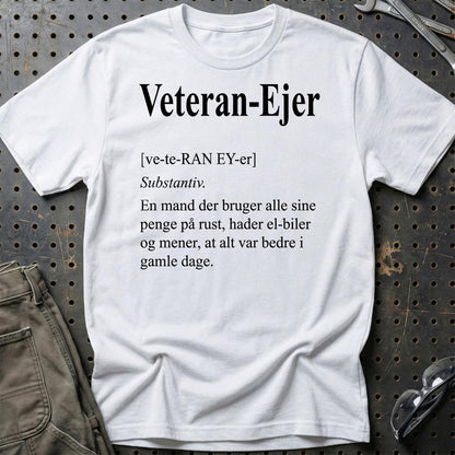 Veteran-Ejer – Gammel Bil, Gamle Holdninger - Unisex T-Shirt , Bomuld-Beklædning-Garage Culture-Hvid-S-Garage Culture Shop- garage - man cave - merchandise
