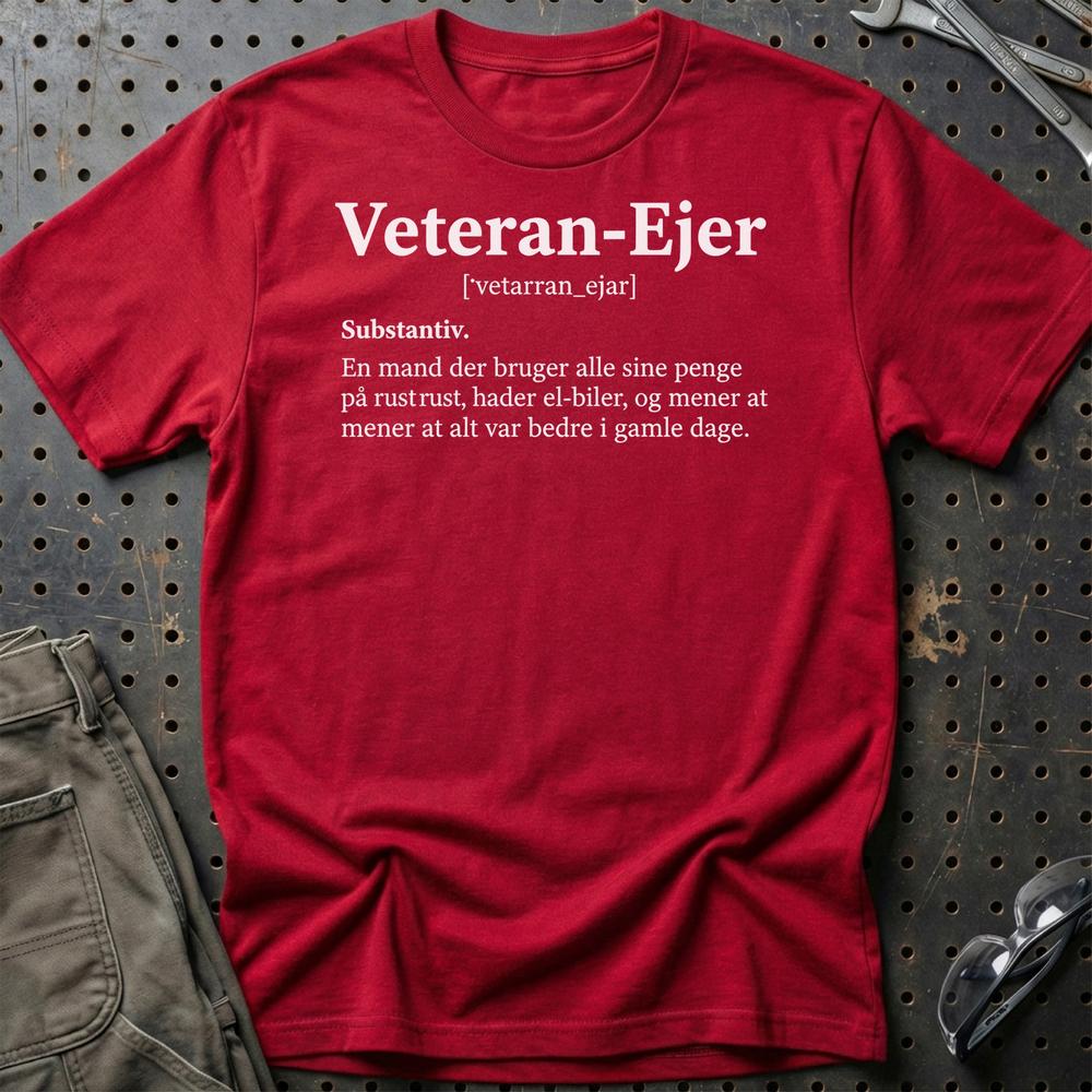 Veteran-Ejer – Gammel Bil, Gamle Holdninger - Unisex T-Shirt , Bomuld-Beklædning-Garage Culture-Rød-S-Garage Culture Shop- garage - man cave - merchandise