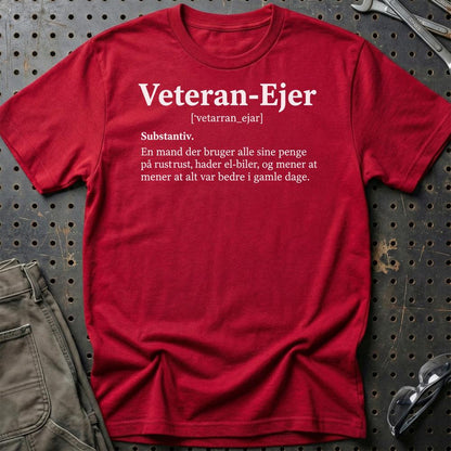 Veteran-Ejer – Gammel Bil, Gamle Holdninger - Unisex T-Shirt , Bomuld-Beklædning-Garage Culture-Rød-S-Garage Culture Shop- garage - man cave - merchandise