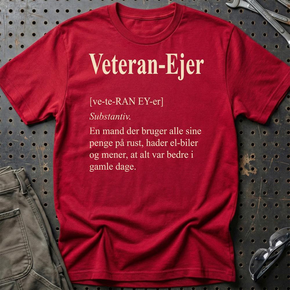 Veteran-Ejer – Gammel Bil, Gamle Holdninger - Unisex T-Shirt , Bomuld-Beklædning-Garage Culture-Rød-S-Garage Culture Shop- garage - man cave - merchandise