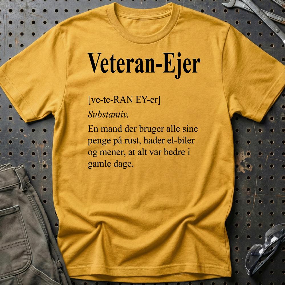 Veteran-Ejer – Gammel Bil, Gamle Holdninger - Unisex T-Shirt , Bomuld-Beklædning-Garage Culture-Guld-S-Garage Culture Shop- garage - man cave - merchandise