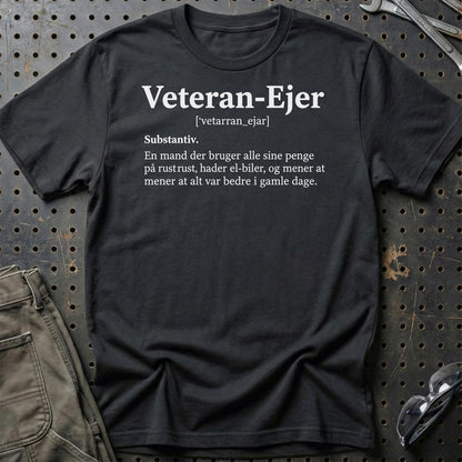Veteran-Ejer – Gammel Bil, Gamle Holdninger - Unisex T-Shirt , Bomuld-Beklædning-Garage Culture-Sort-S-Garage Culture Shop- garage - man cave - merchandise