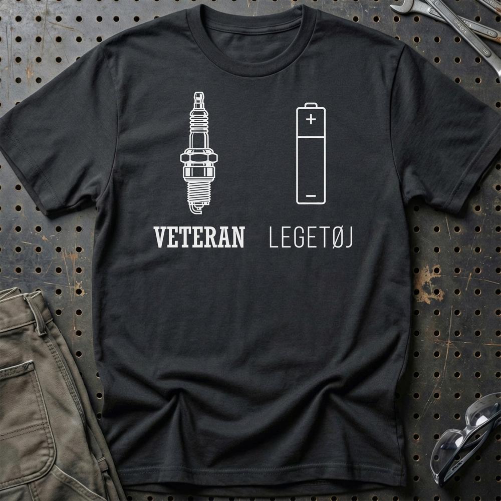 Veteran Eller Legetøj - Benzin vs El T-Shirt-Beklædning-Garage Culture-Sort-S-Garage Culture Shop- garage - man cave - merchandise