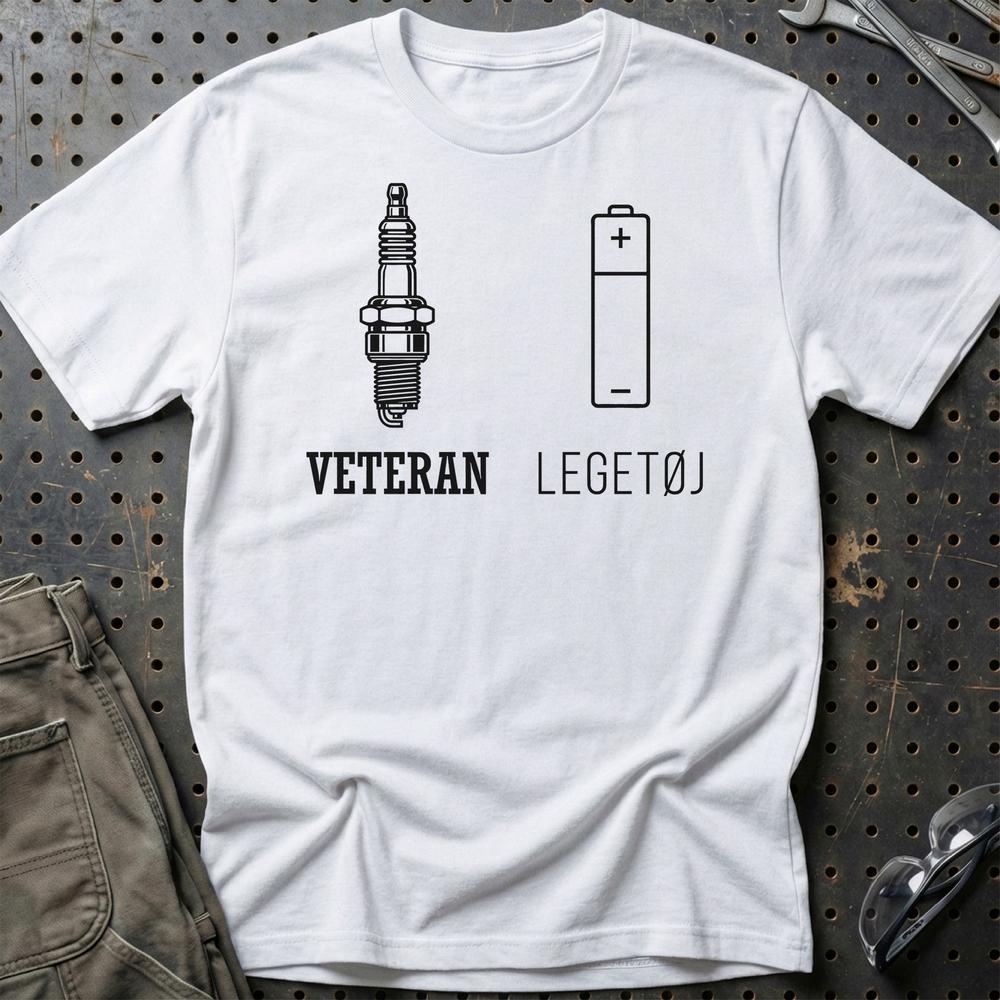 Veteran Eller Legetøj – Benzin vs El - Unisex T-Shirt , Bomuld-Beklædning-Garage Culture-Hvid-S-Garage Culture Shop- garage - man cave - merchandise