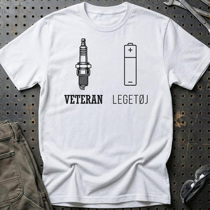 Veteran Eller Legetøj – Benzin vs El - Unisex T-Shirt , Bomuld-Beklædning-Garage Culture-Hvid-S-Garage Culture Shop- garage - man cave - merchandise
