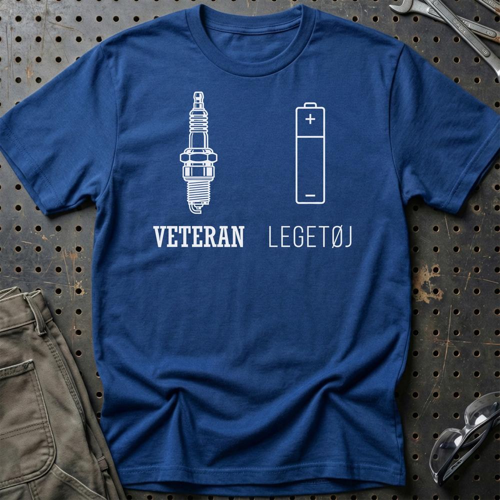 Veteran Eller Legetøj – Benzin vs El - Unisex T-Shirt , Bomuld-Beklædning-Garage Culture-Blå Royal-S-Garage Culture Shop- garage - man cave - merchandise