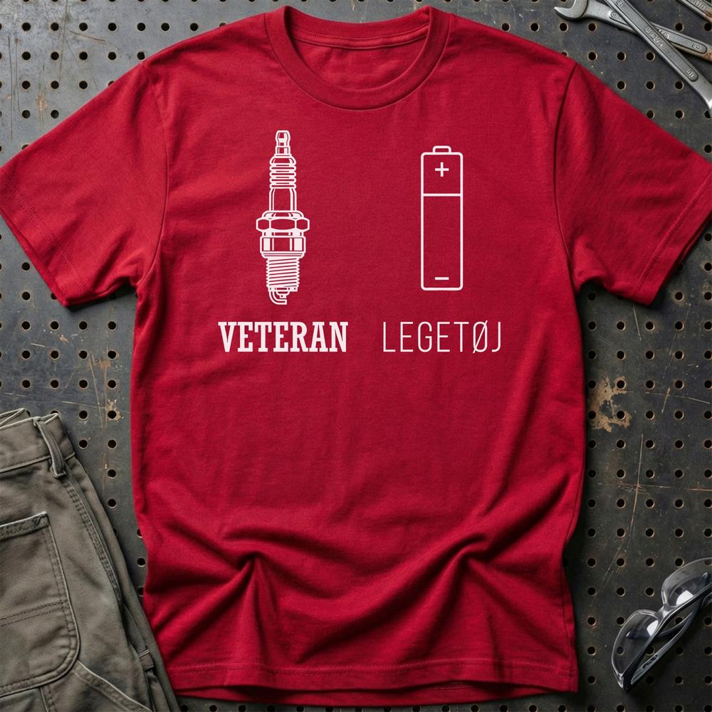 Veteran Eller Legetøj – Benzin vs El - Unisex T-Shirt , Bomuld-Beklædning-Garage Culture-Rød-S-Garage Culture Shop- garage - man cave - merchandise