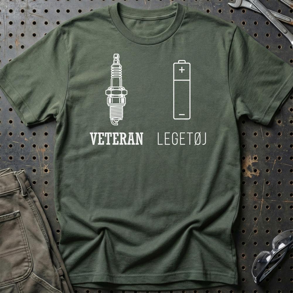 Veteran Eller Legetøj – Benzin vs El - Unisex T-Shirt , Bomuld-Beklædning-Garage Culture-Grøn Militær-S-Garage Culture Shop- garage - man cave - merchandise