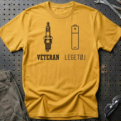 Veteran Eller Legetøj – Benzin vs El - Unisex T-Shirt , Bomuld-Beklædning-Garage Culture-Guld-S-Garage Culture Shop- garage - man cave - merchandise
