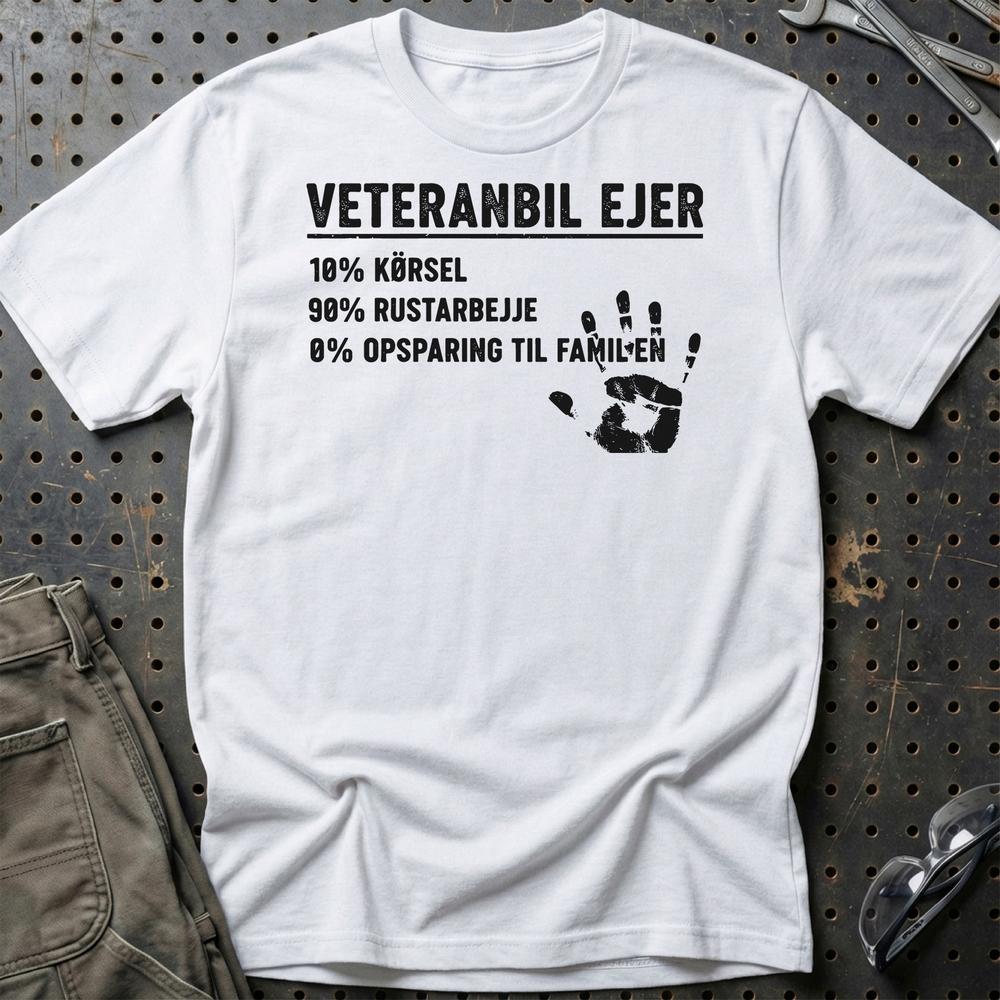 Veteranbil Ejer - 10% Kørsel, 90% Rustarbejde T-Shirt-Beklædning-Garage Culture-Hvid-S-Garage Culture Shop- garage - man cave - merchandise