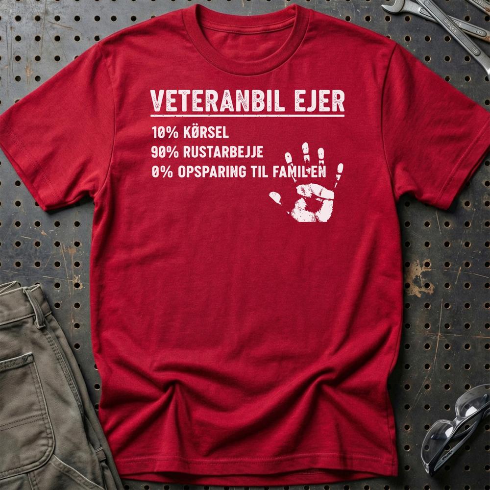 Veteranbil Ejer – 10% Kørsel, 90% Rustarbejde - Unisex T-Shirt , Bomuld-Beklædning-Garage Culture-Rød-S-Garage Culture Shop- garage - man cave - merchandise