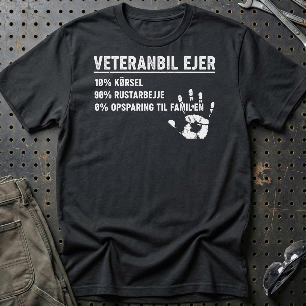 Veteranbil Ejer – 10% Kørsel, 90% Rustarbejde - Unisex T-Shirt , Bomuld-Beklædning-Garage Culture-Sort-S-Garage Culture Shop- garage - man cave - merchandise