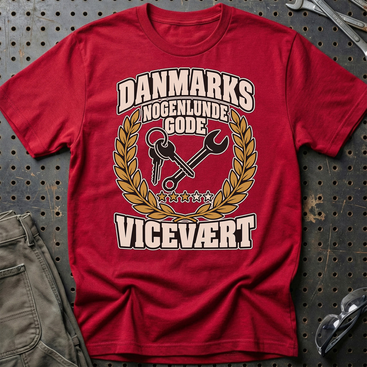 Vicevært – Danmarks Nogenlunde Gode T-Shirt – Rød