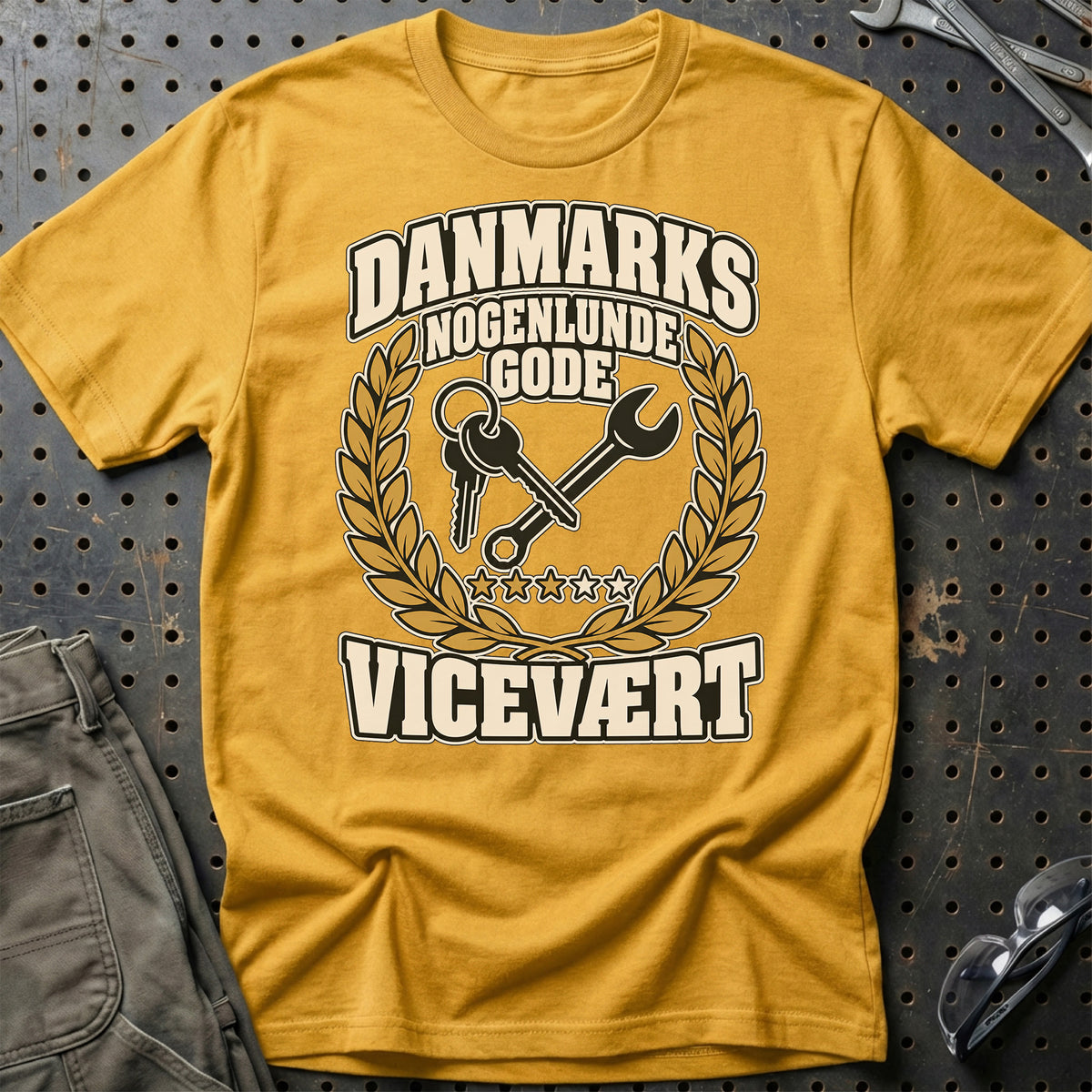 Vicevært – Danmarks Nogenlunde Gode T-Shirt – Guld