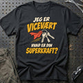 
Vicevært – Hvad er din superkraft? – Unisex T-Shirt – Sort