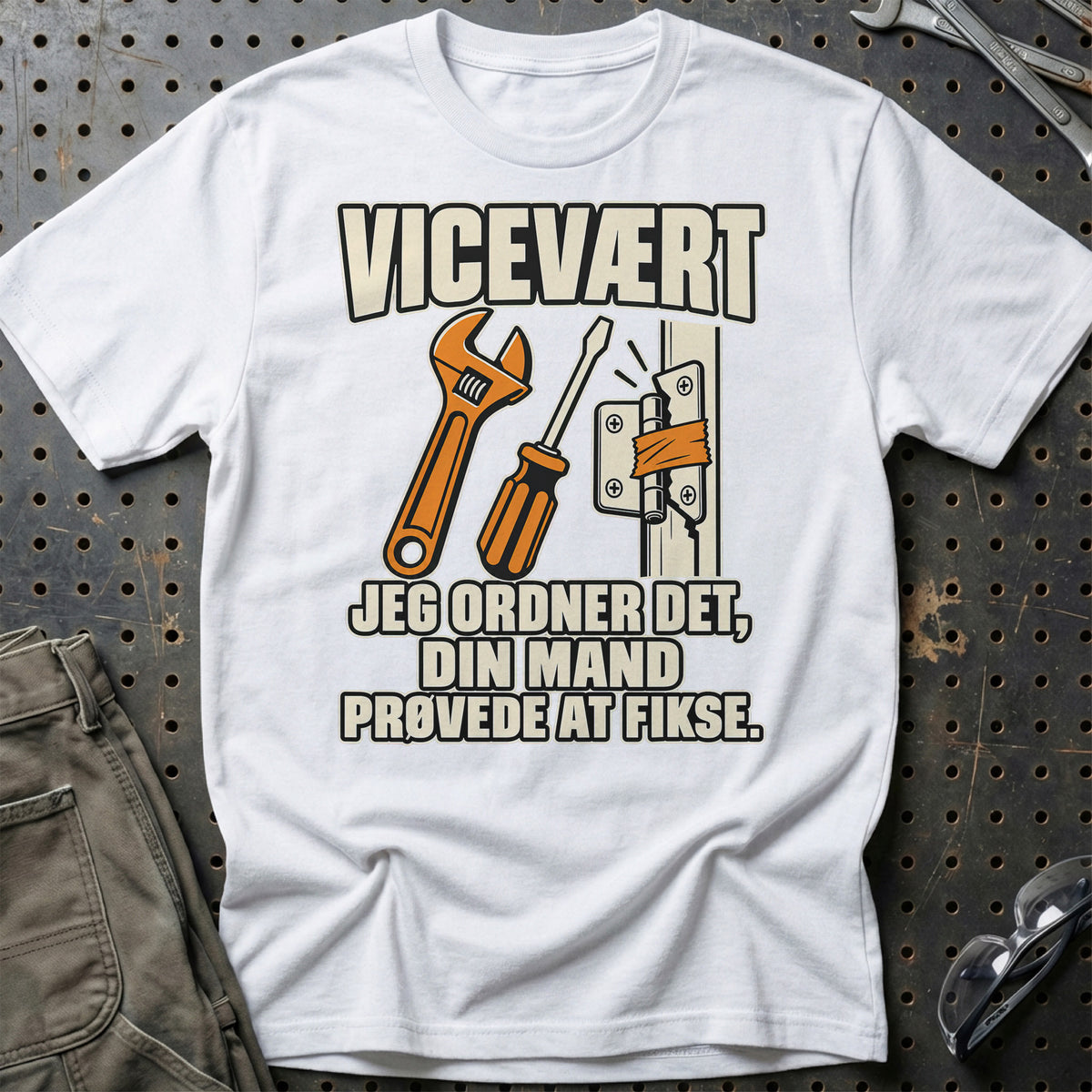 Vicevært – Jeg Ordner Det, Din Mand Prøvede At Fikse T-Shirt-Beklædning-Garage Culture-Hvid-S-Garage Culture Shop- garage - man cave - merchandise