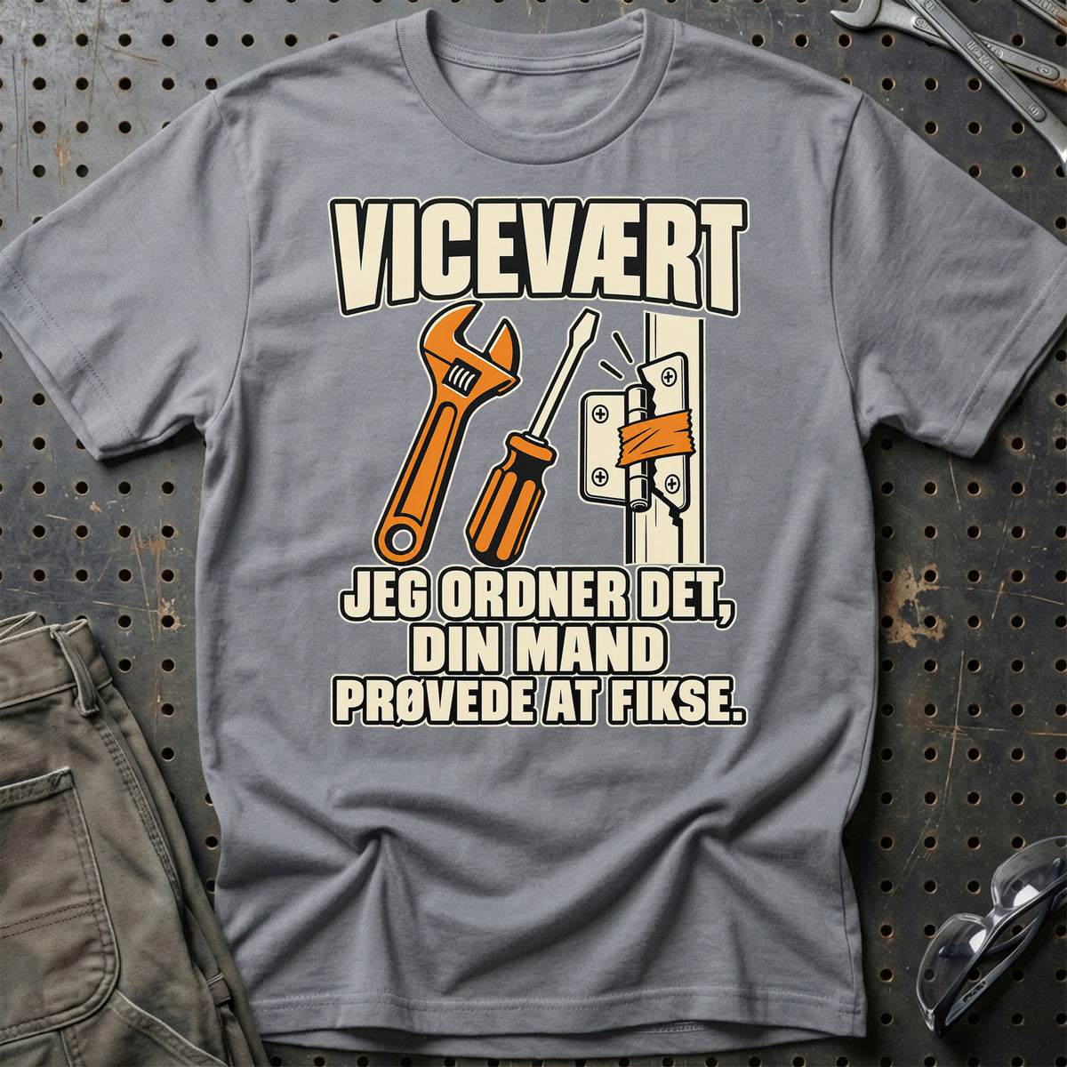 Vicevært – Jeg Ordner Det, Din Mand Prøvede At Fikse T-Shirt-Beklædning-Garage Culture-Grå Sport-S-Garage Culture Shop- garage - man cave - merchandise